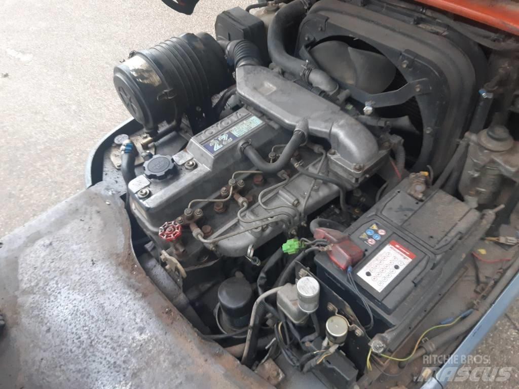 Toyota 6 FDF 25 شاحنات الديزل