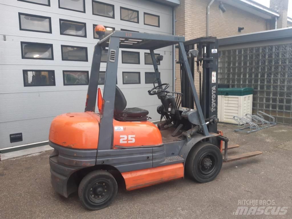 Toyota 6 FDF 25 شاحنات الديزل