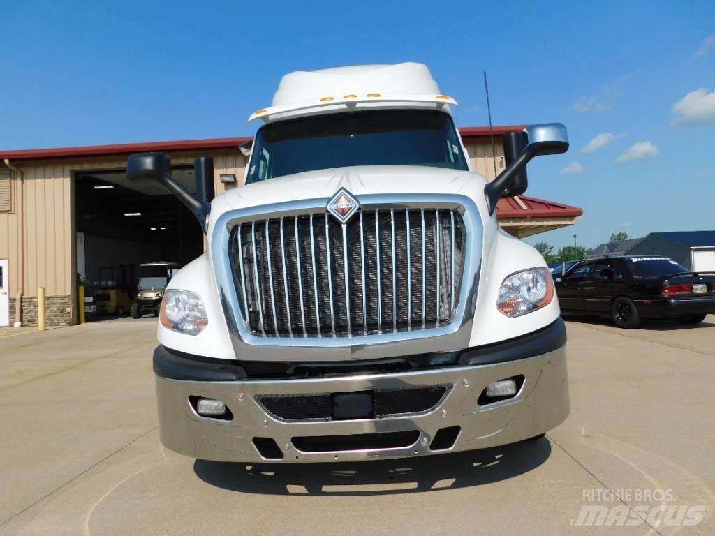 International LT 625 وحدات الجر