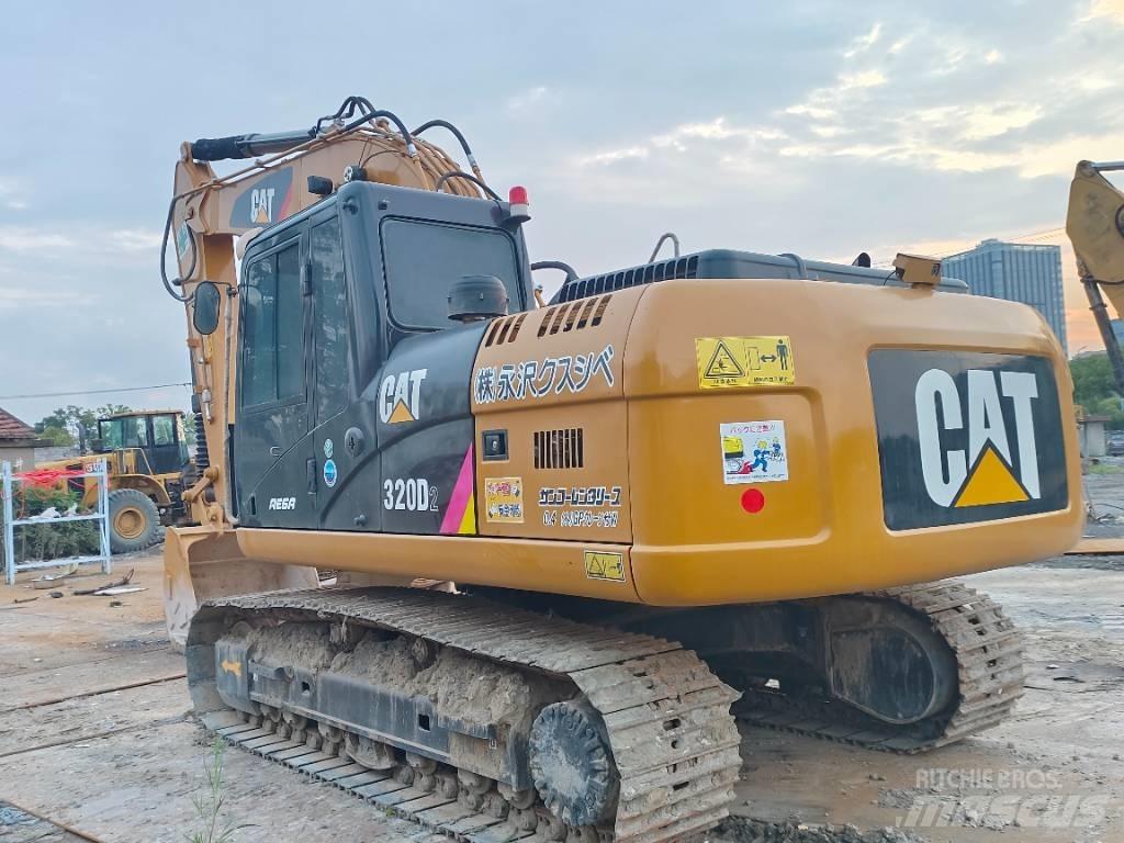 CAT CAT 320D2 حفارات زحافة