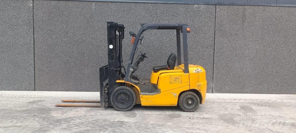 TCM FD25T3 شاحنات الديزل
