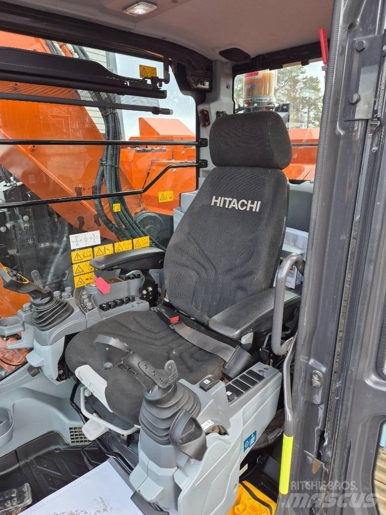 Hitachi ZX 135 US -7 حفارات زحافة
