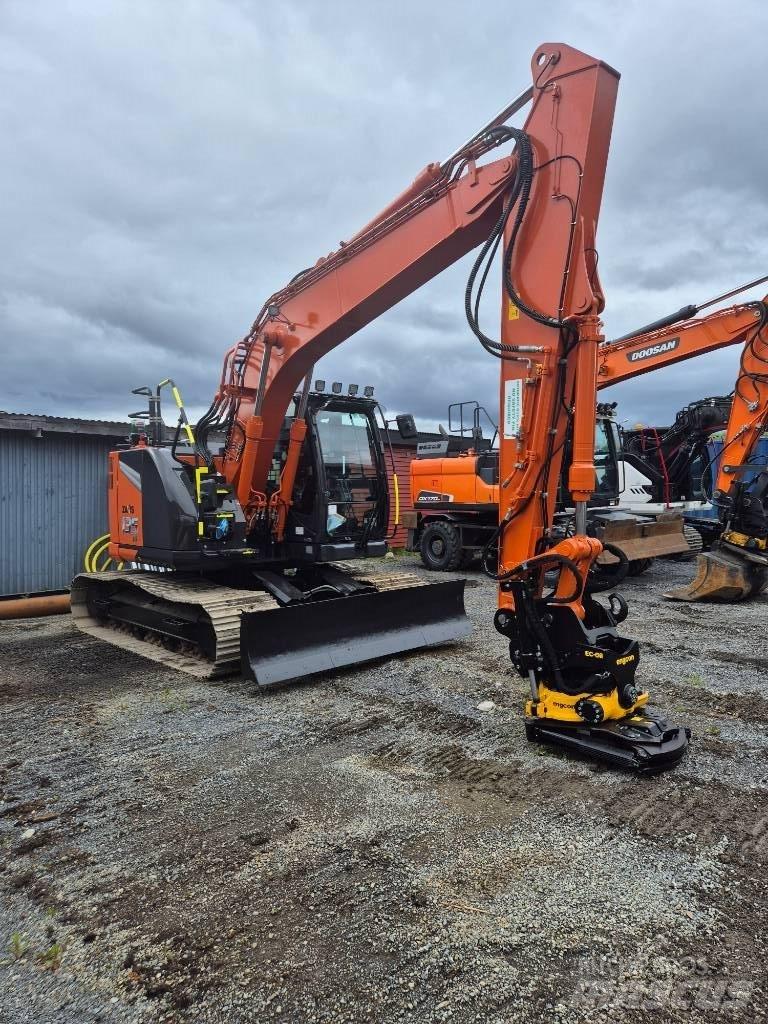 Hitachi ZX 135 US -7 حفارات زحافة