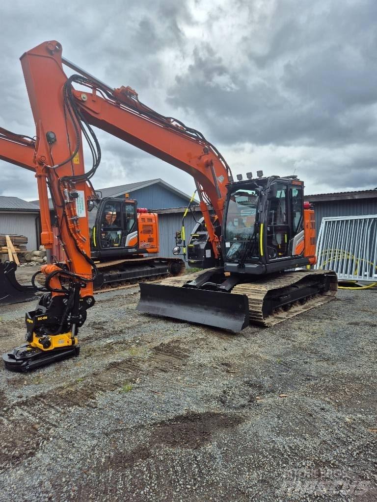 Hitachi ZX 135 US -7 حفارات زحافة