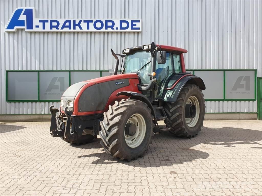 Valtra T151 الجرارات