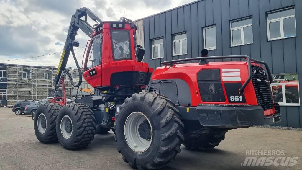Komatsu 951 حصادات