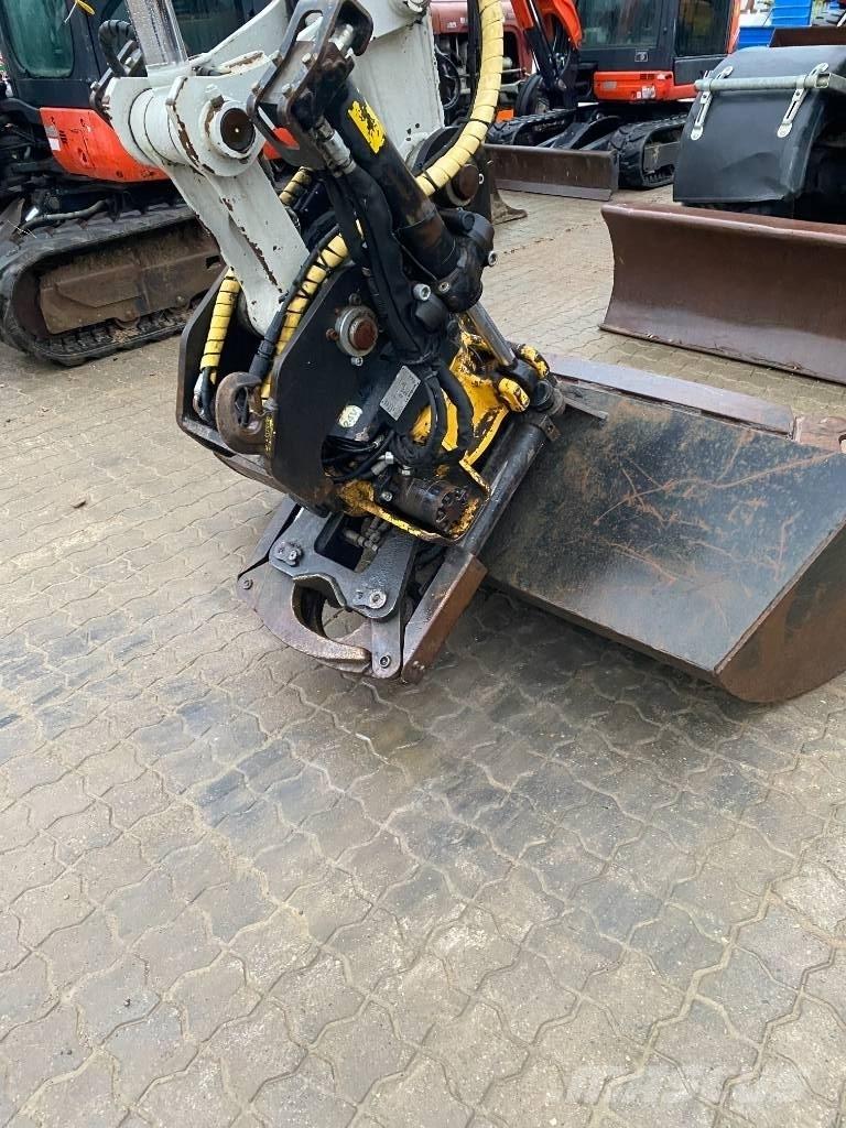 Takeuchi TB 295 W حفارات زحافة