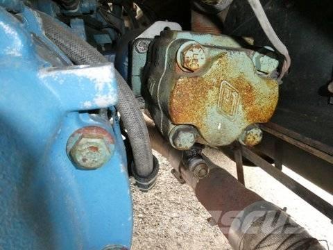 INTERNATONAL 4900 شاحنات بمقصورة وهيكل