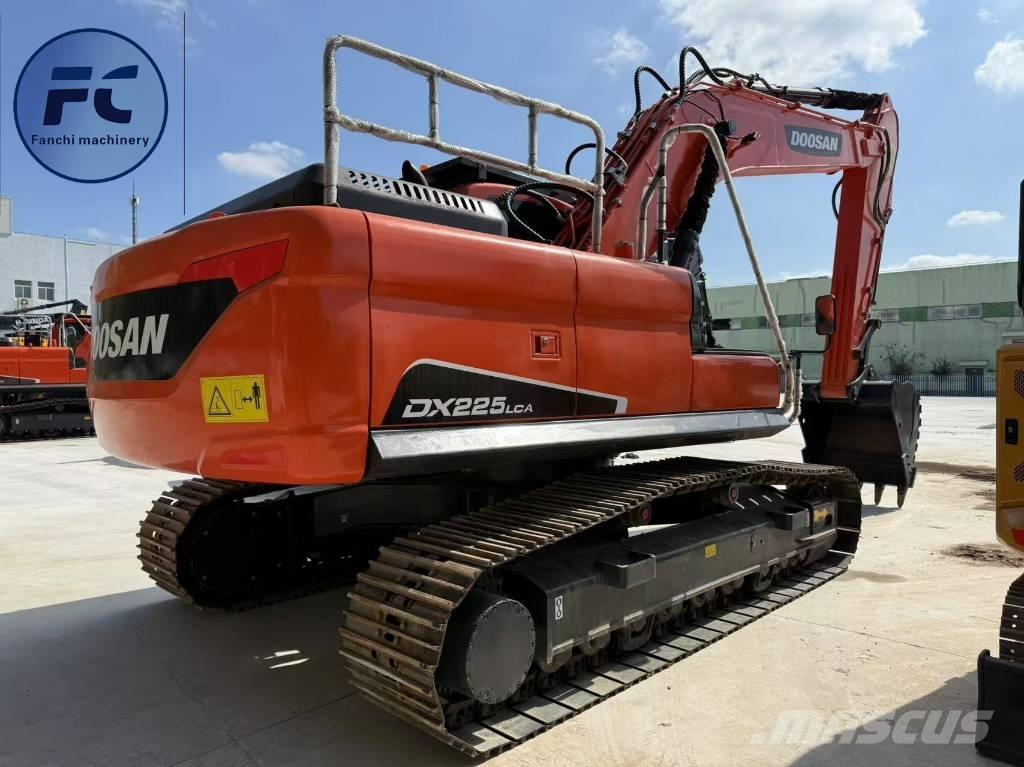 Doosan DX 225 LC حفارات زحافة