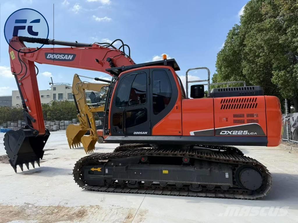 Doosan DX 225 LC حفارات زحافة