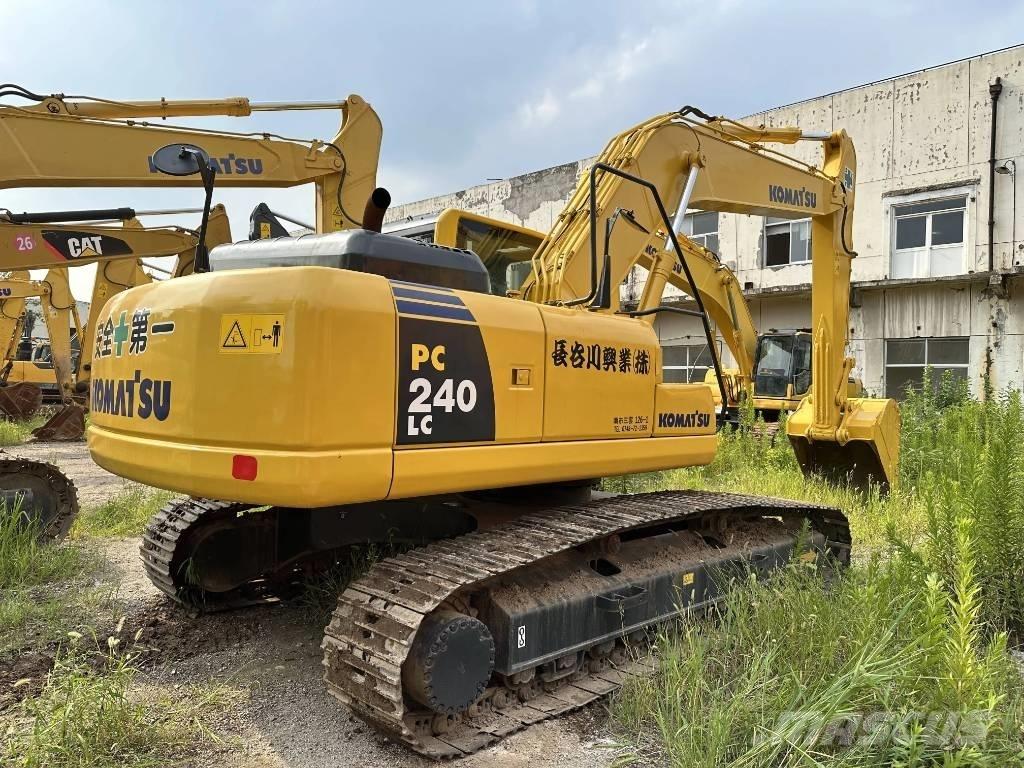 Komatsu PC240-8 حفارات زحافة