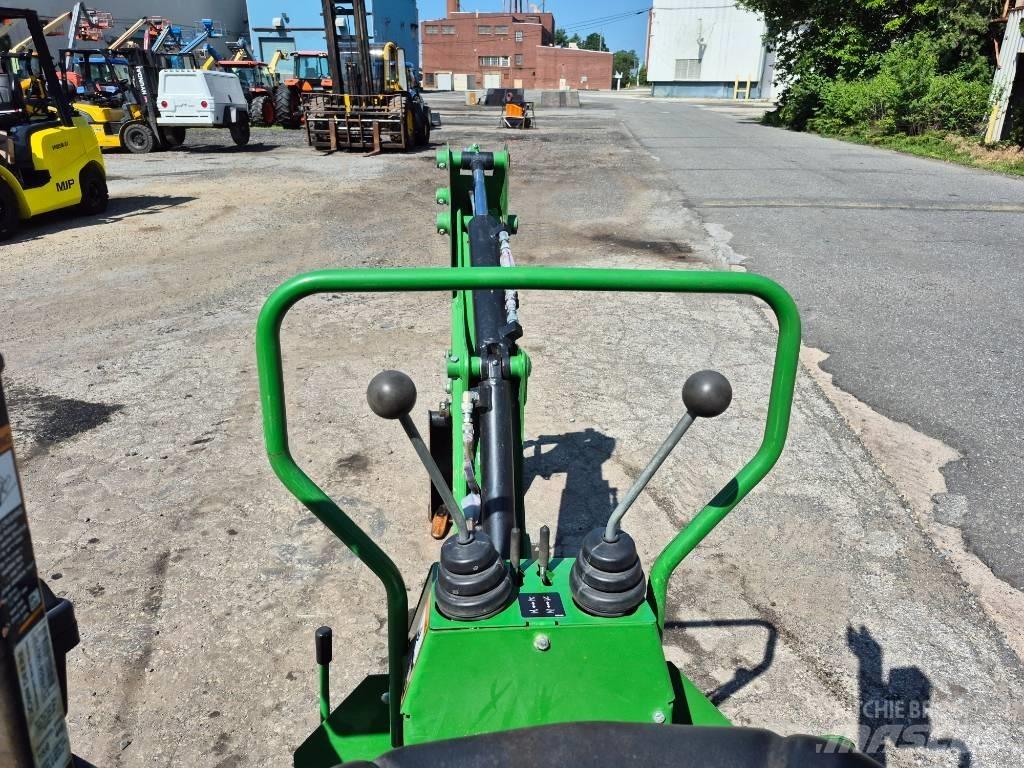 John Deere 1025 R الجرارات