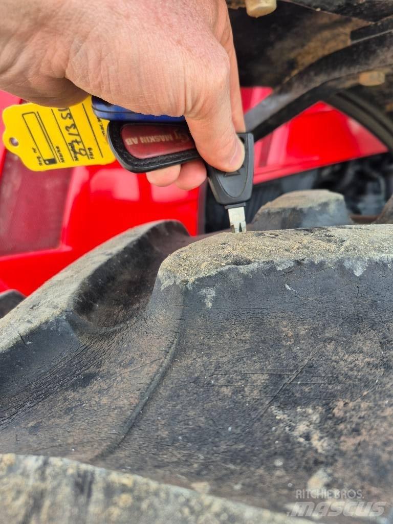 Massey Ferguson 5713 الجرارات
