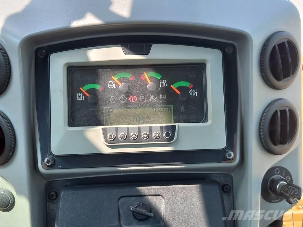 CAT D8T (Abu Dhabi) بلدوزرات مجنزرة