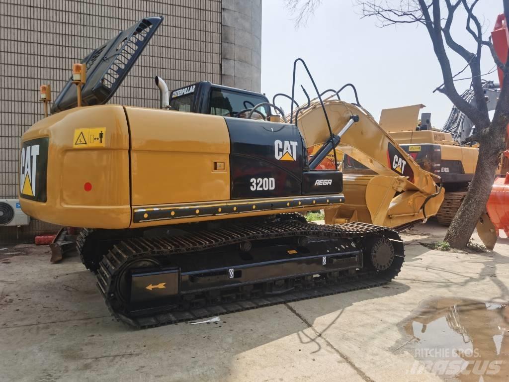 CAT 320 D حفارات زحافة