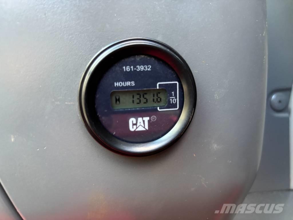 CAT 329 D حفارات زحافة