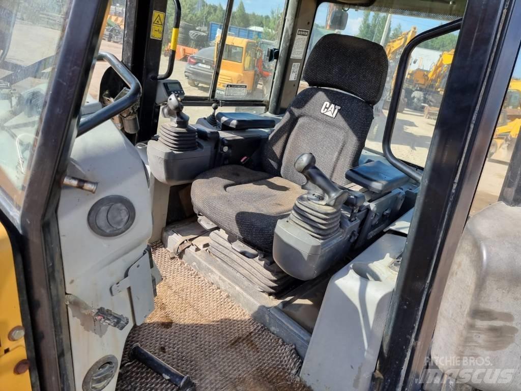 CAT D 6 K LGP بلدوزرات مجنزرة