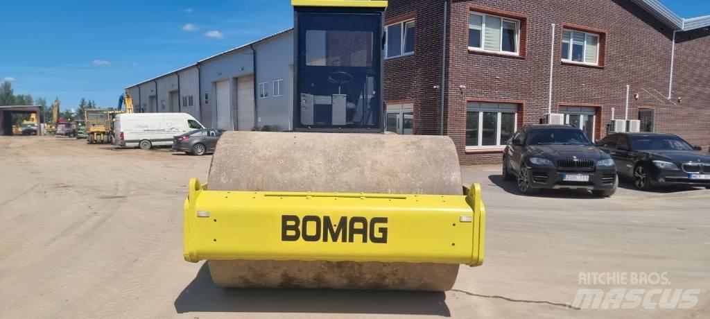 Bomag BW 211 D-3 مداحل أحادية الأسطوانة