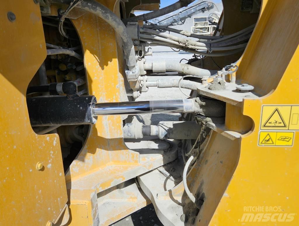 CAT 982 M لوادر بعجل