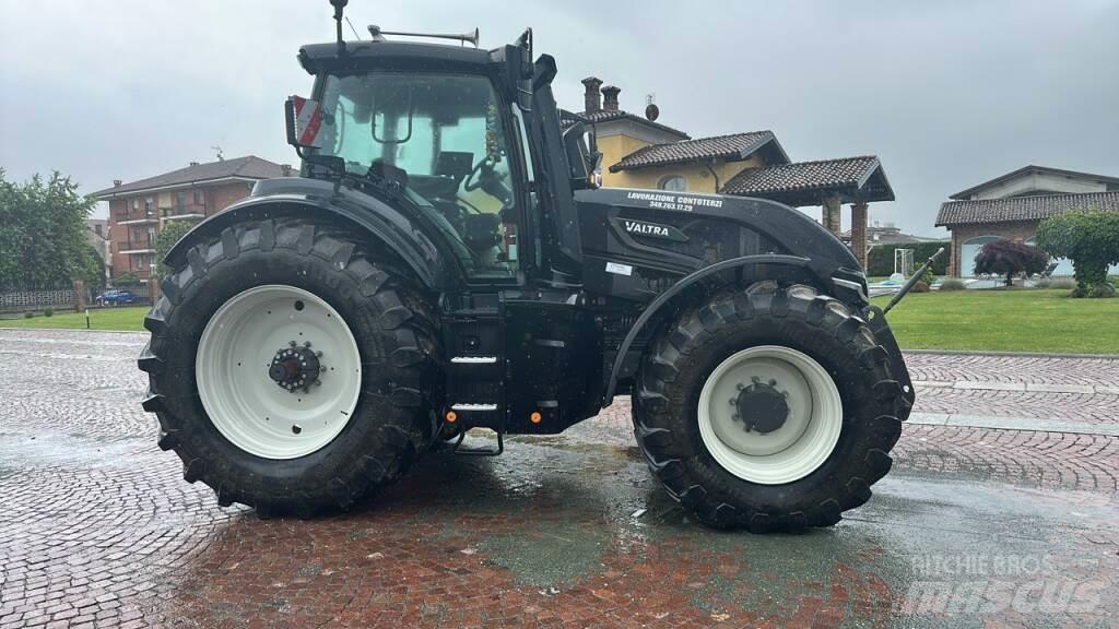 Valtra Q305 الجرارات