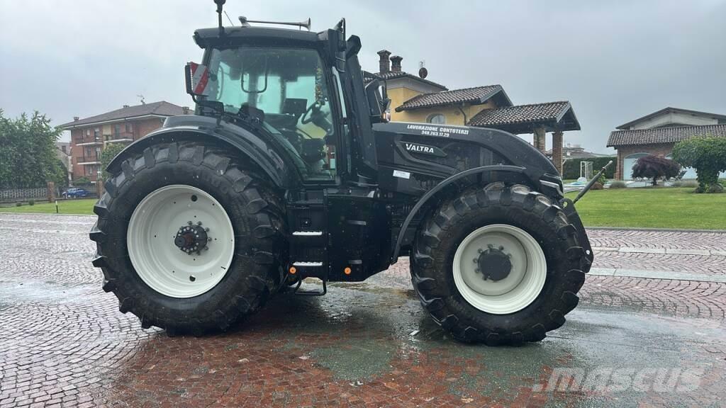 Valtra Q305 الجرارات