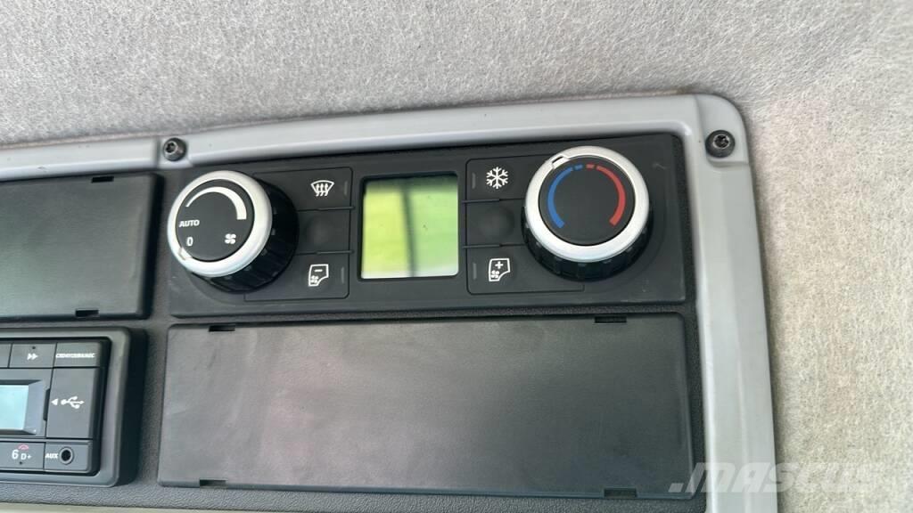 Valtra Q305 الجرارات