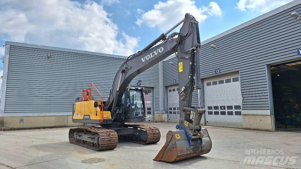 Volvo EC220E حفارات زحافة