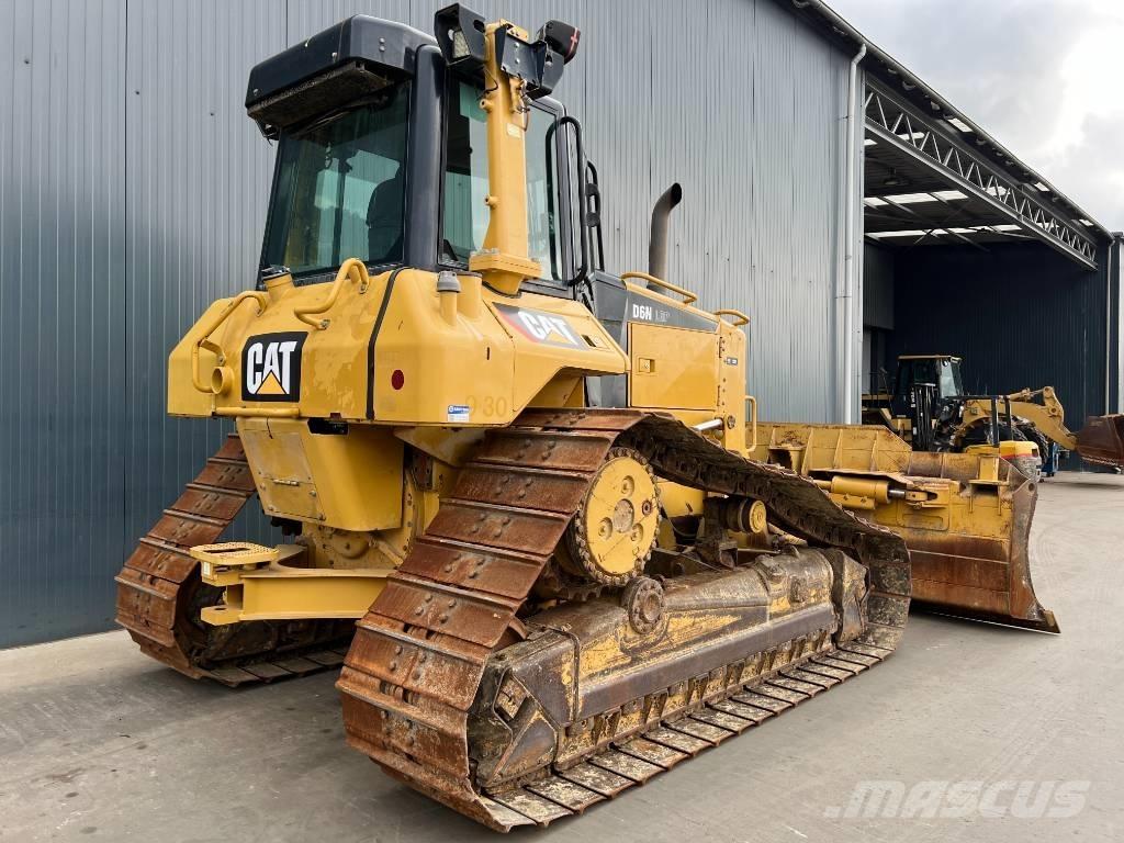 CAT D6N LGP بلدوزرات مجنزرة