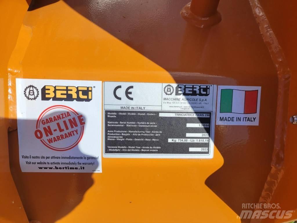 Berti Ekrs/s 250 جزازات وأغطية المراعي