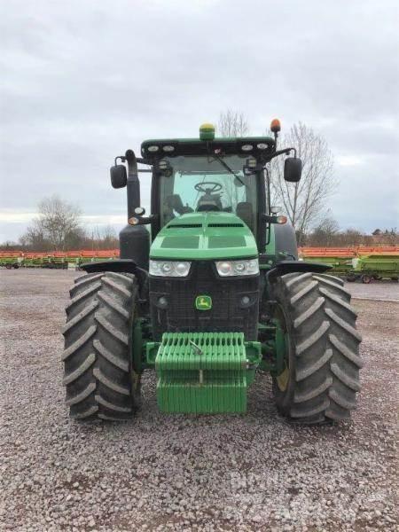 John Deere 8320 R الجرارات