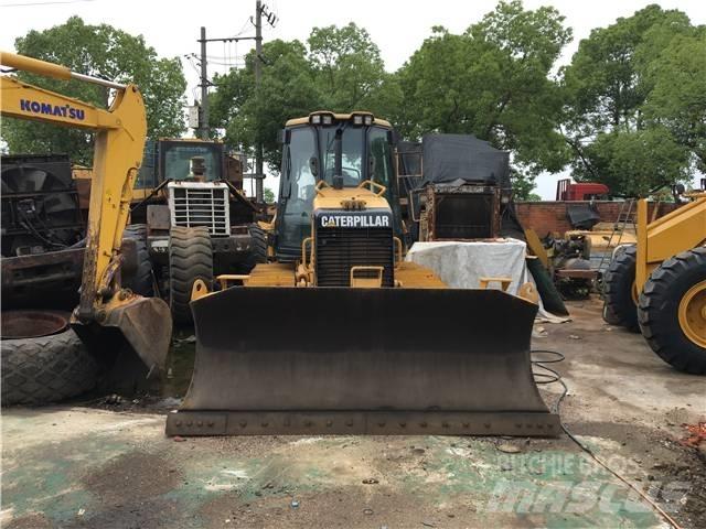 CAT D 5 K بلدوزرات مجنزرة