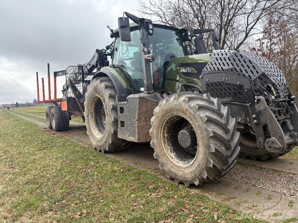 Valtra Q 305 الجرارات