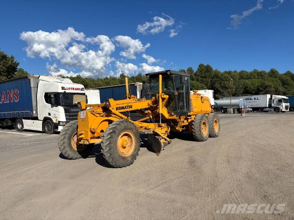 Komatsu GD 530 A معدات تمهيد الطرق