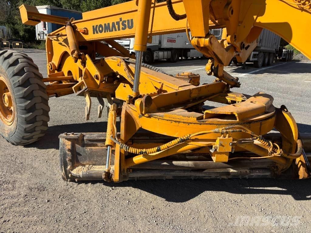 Komatsu GD 530 A معدات تمهيد الطرق