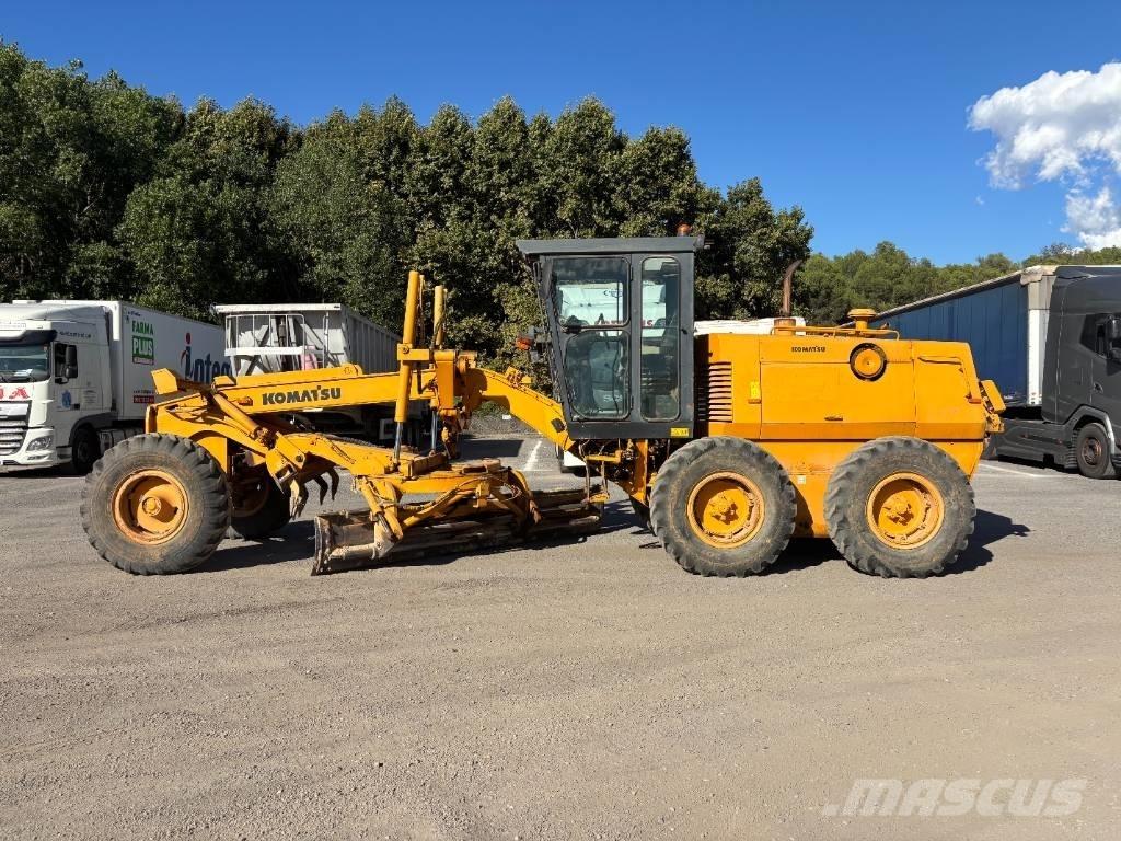 Komatsu GD 530 A معدات تمهيد الطرق