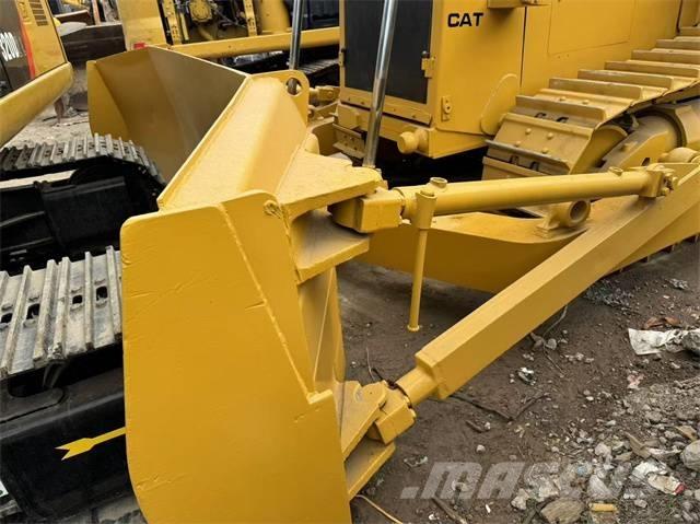 CAT D 8 R بلدوزرات مجنزرة