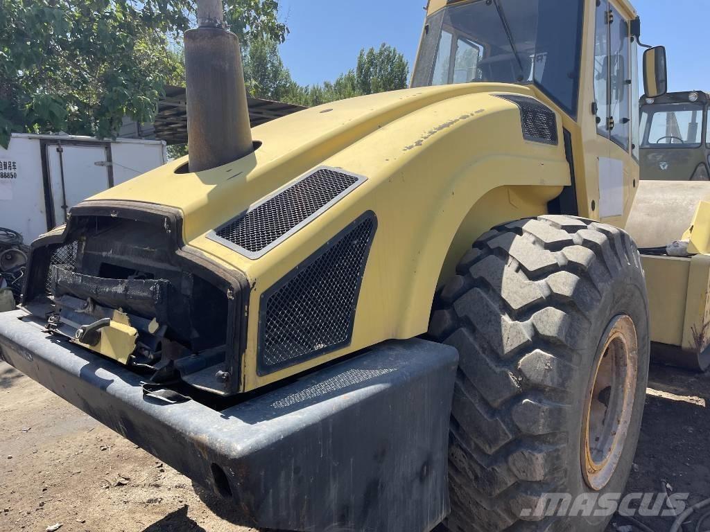 Bomag 226-4 مداحل أحادية الأسطوانة