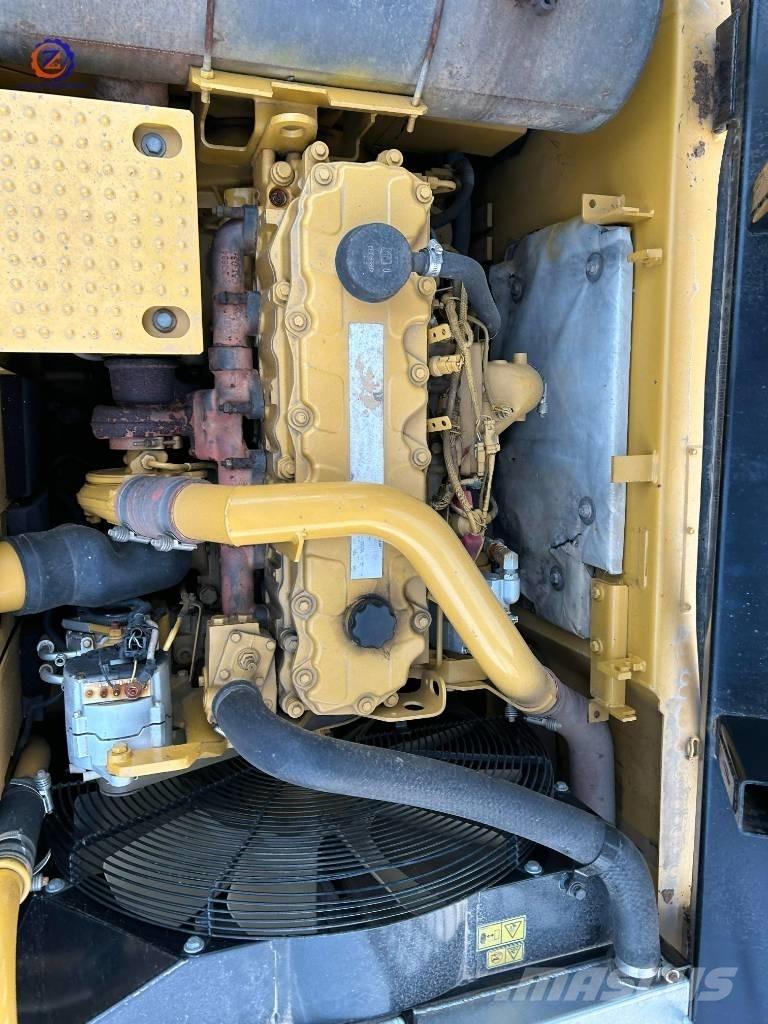 CAT 326 D حفارات زحافة