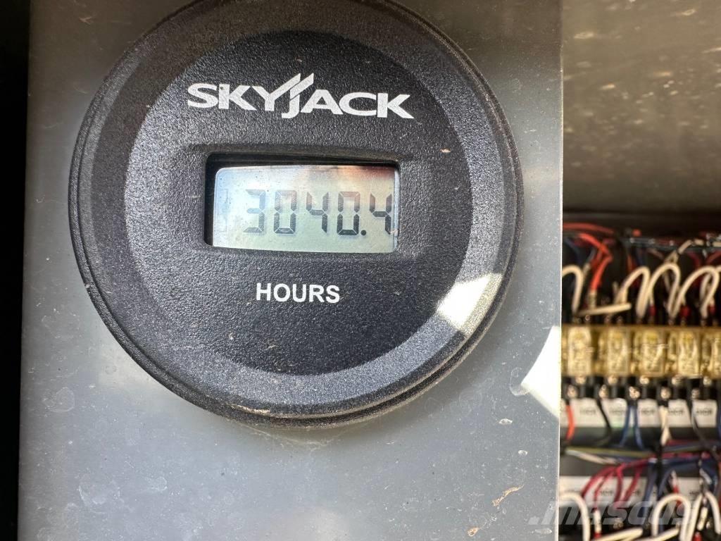 SkyJack SJ 8841 RT رافعات مقصية الشكل