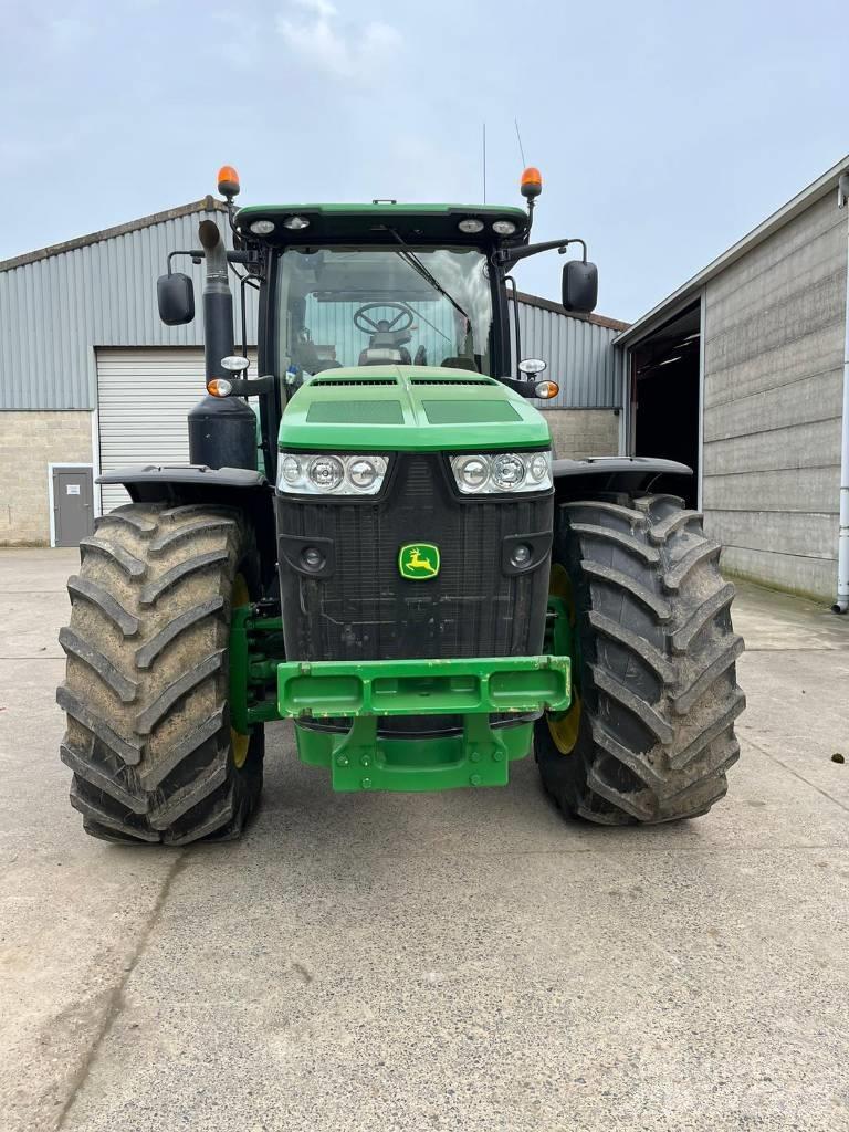 John Deere 8270 R الجرارات