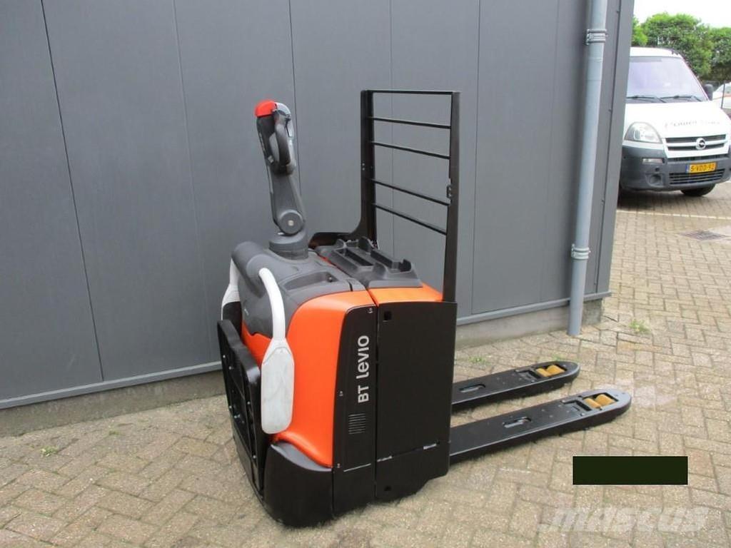 Toyota LPE200 رافعة منخفضة المستوى ذات منصة