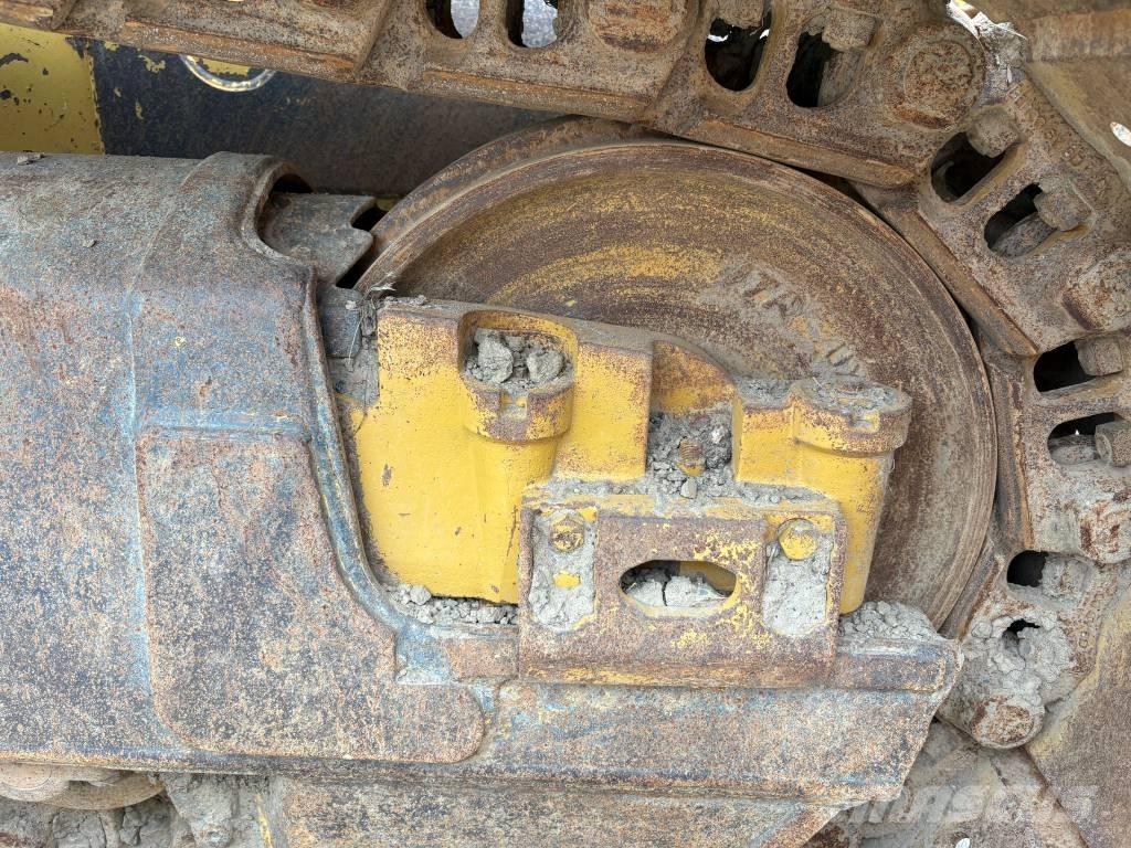 Komatsu D65PX-18 بلدوزرات مجنزرة