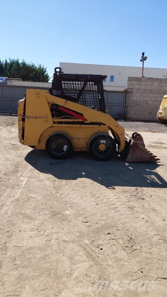 CAT 216 B لوادر صغيرة
