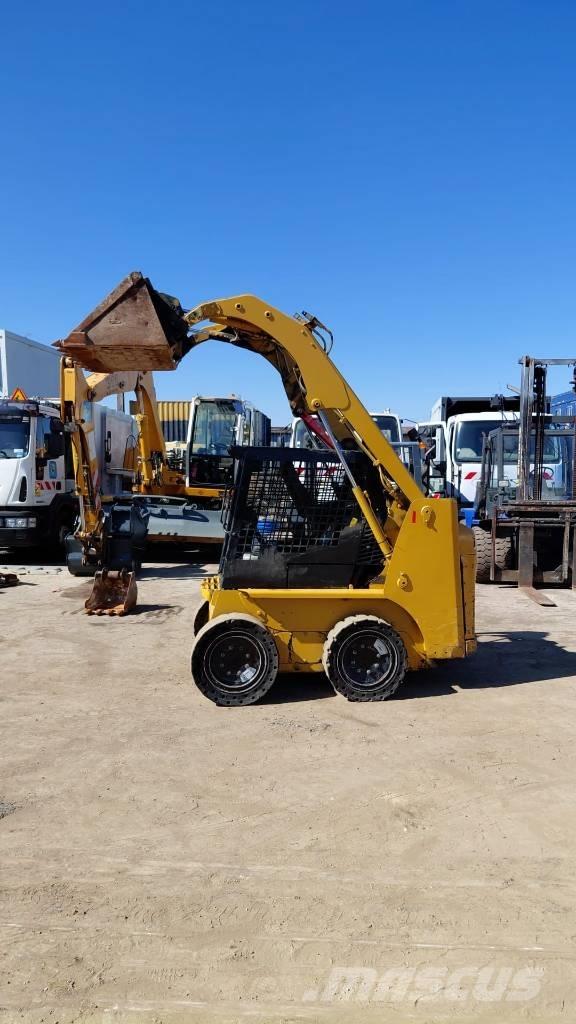 CAT 216 B لوادر صغيرة