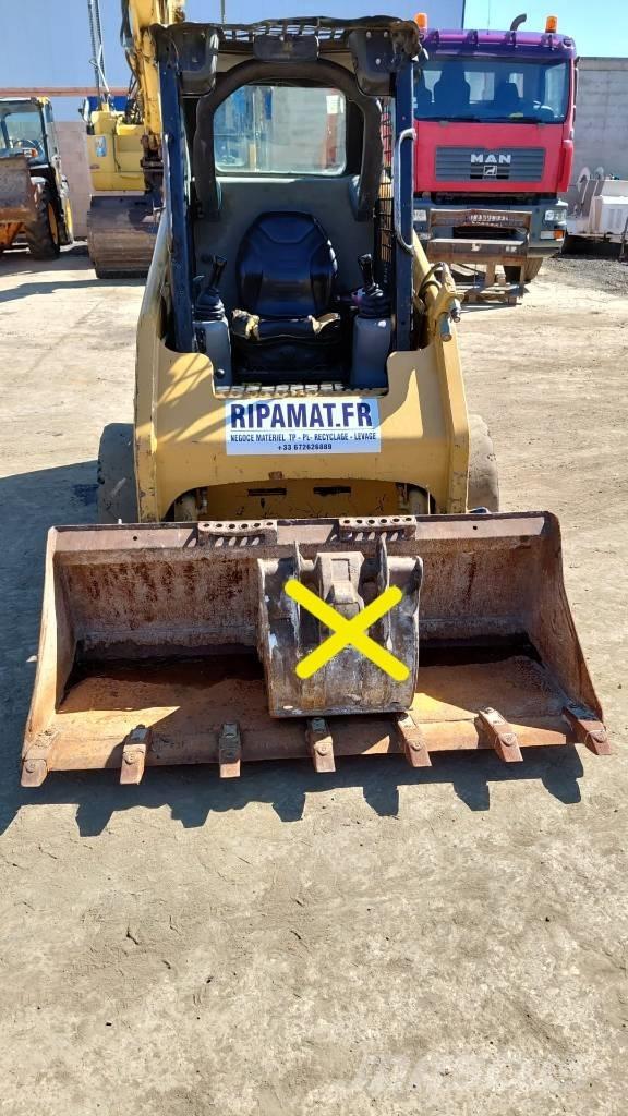 CAT 216 B لوادر صغيرة