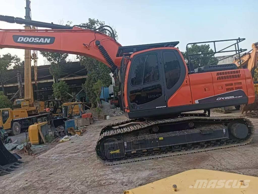 Doosan DX 225 لوادر بعجل