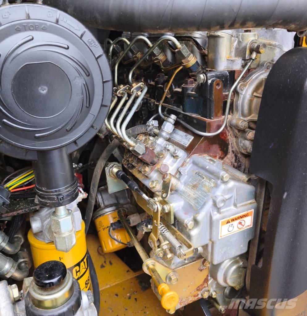 CAT 216 B لوادر صغيرة