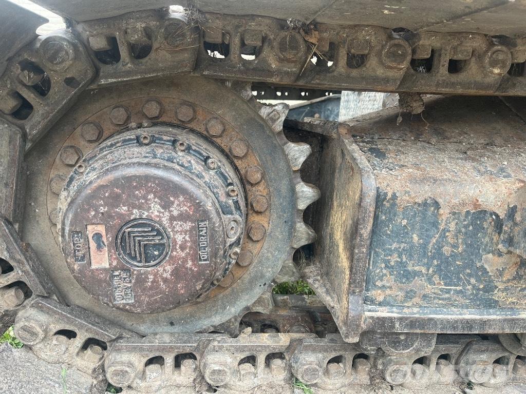 JCB JS 220 LC حفارات زحافة