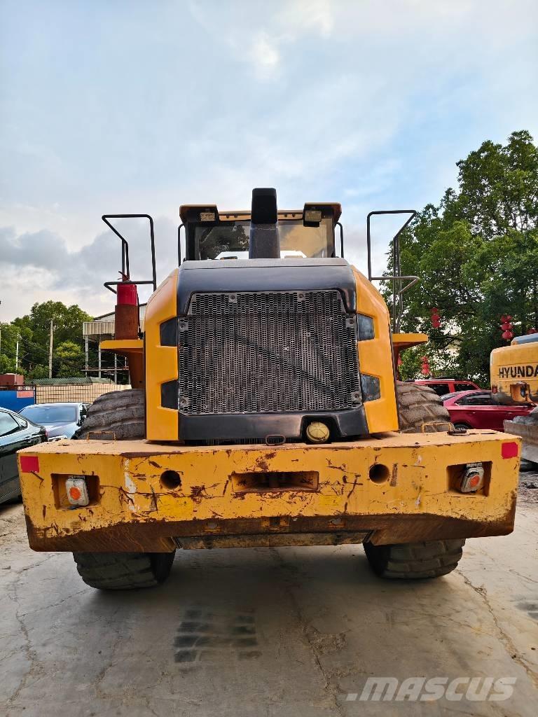 Volvo L 120 لوادر بعجل
