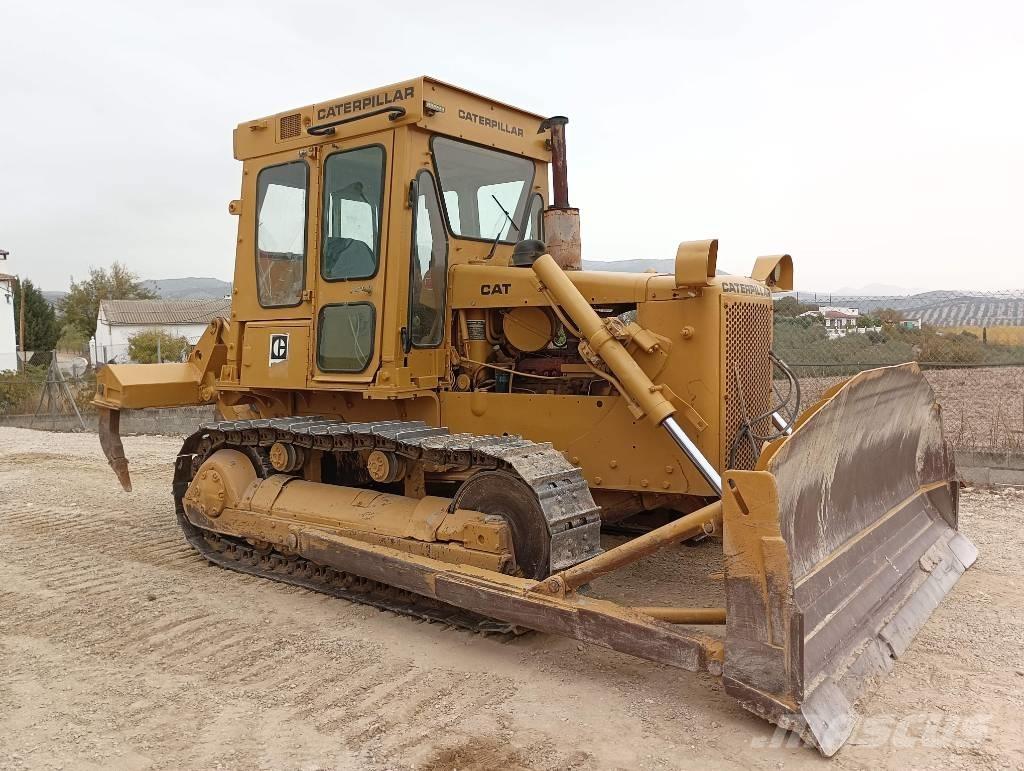 CAT D 5 B بلدوزرات مجنزرة